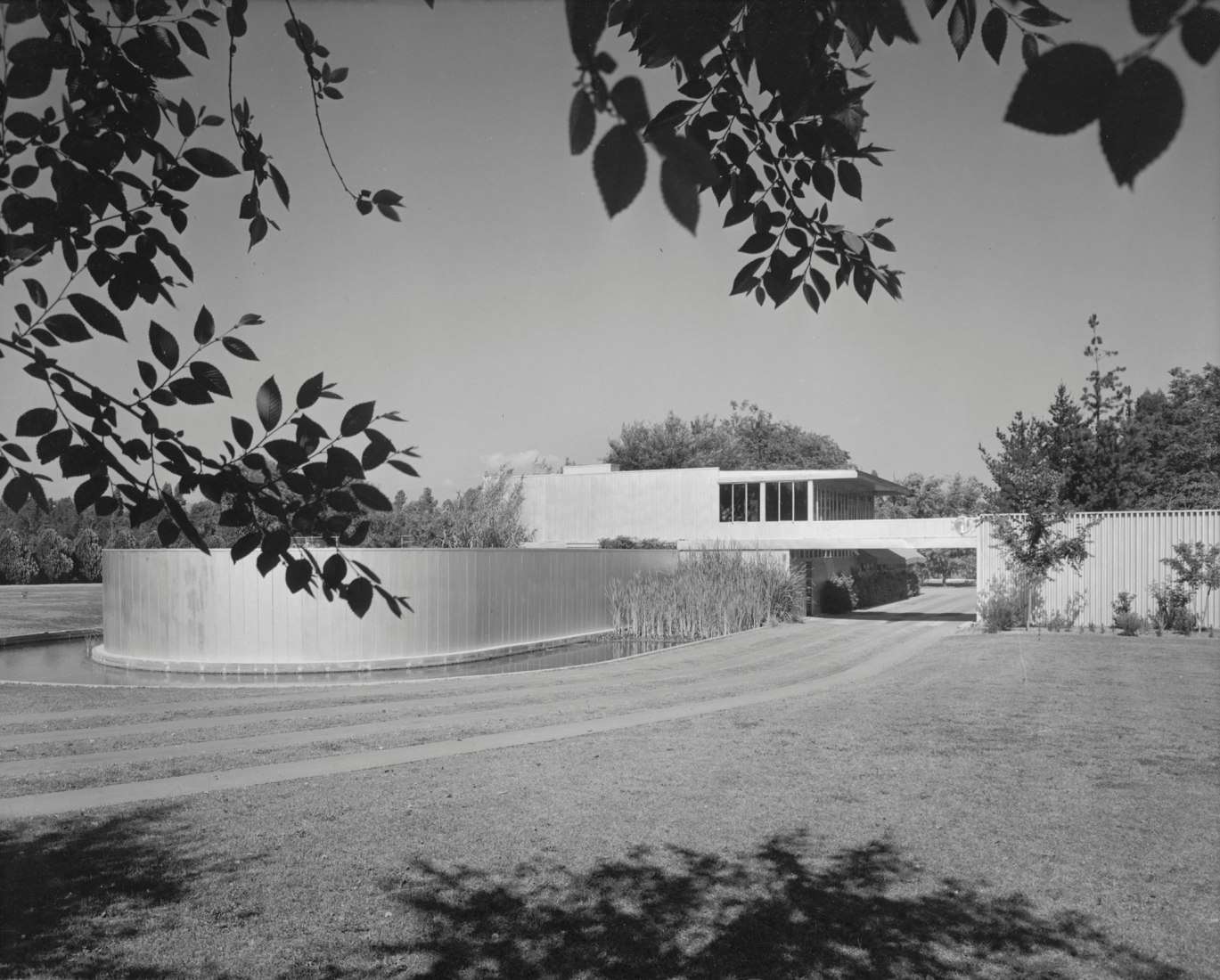 Von Sternberg House by Richard Neutra. Photograph by J. Paul Getty Trust. Getty Research Institute, Los Angeles (2004.R.10)