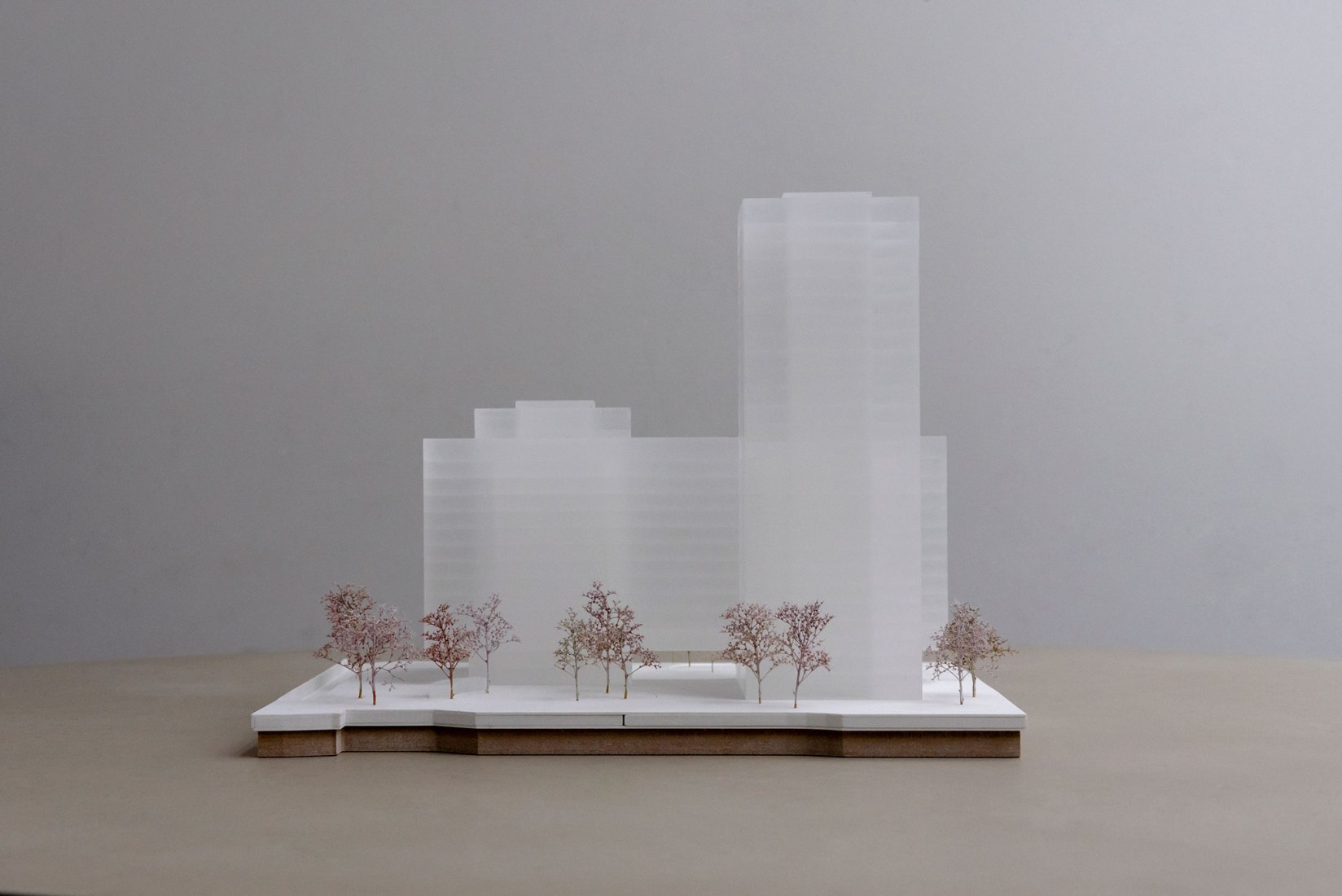 Richard-Strauss-Straße office building por David Chipperfield Architects. Vista de maqueta desde el oeste. © David Chipperfield Architects.