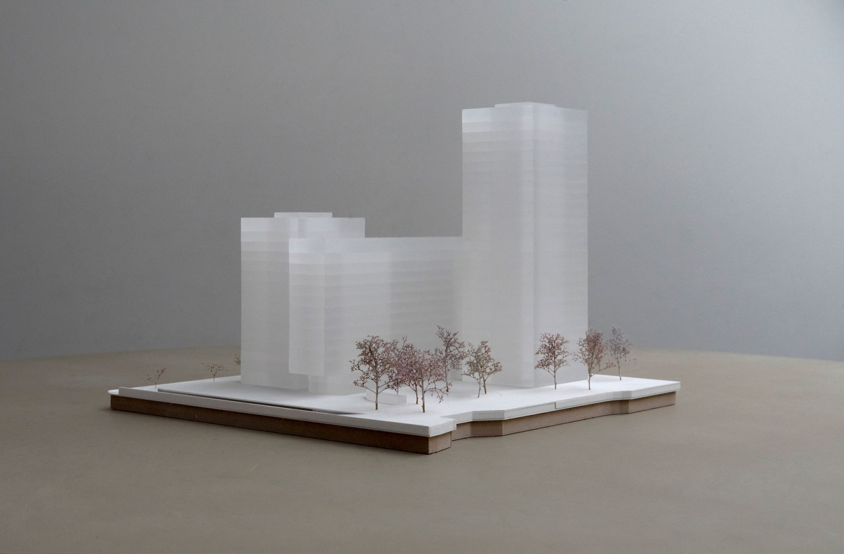 Richard-Strauss-Straße office building por David Chipperfield Architects. Vista de maqueta desde el noroeste. © David Chipperfield Architects.