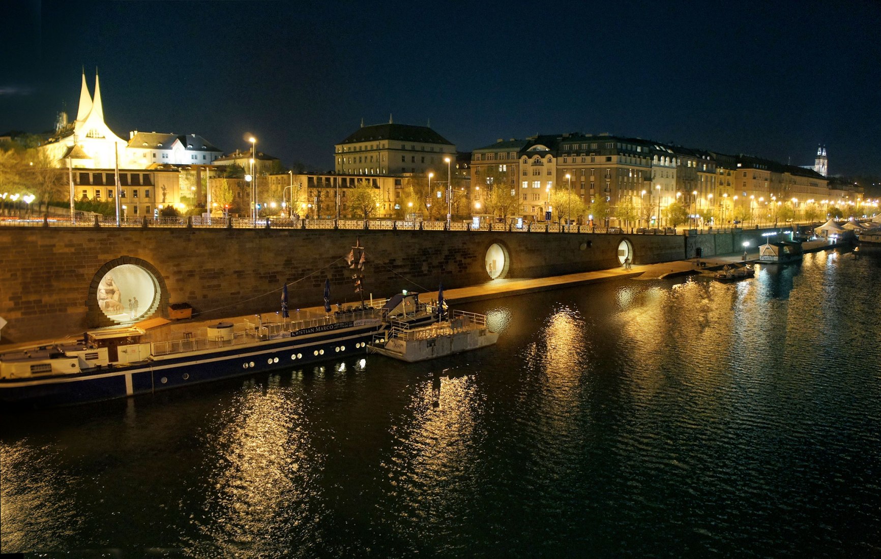 Vista general nocturna, bóvedas. La orilla del río de Praga por petrjanda / brainwork
