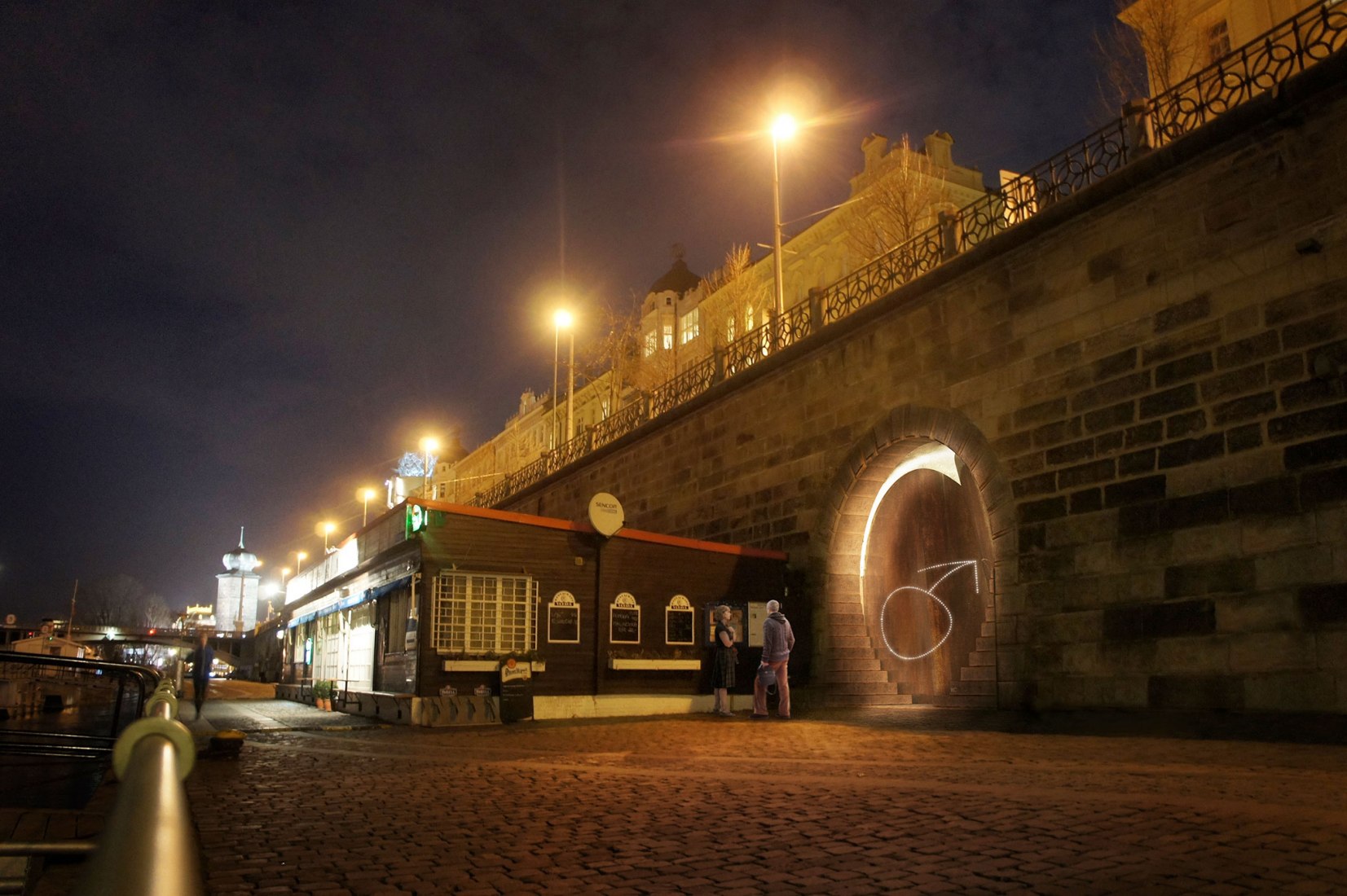 Visualización nocturna, aseos-bóvedas. La orilla del río de Praga por petrjanda / brainwork