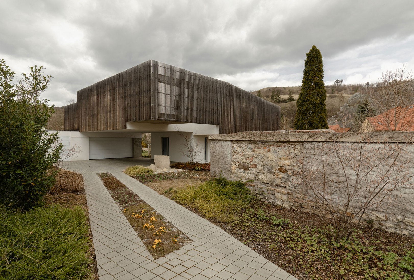 Casa familiar Hlubocepy por RO_AR architects. Fotografía por Viola Hertelová.