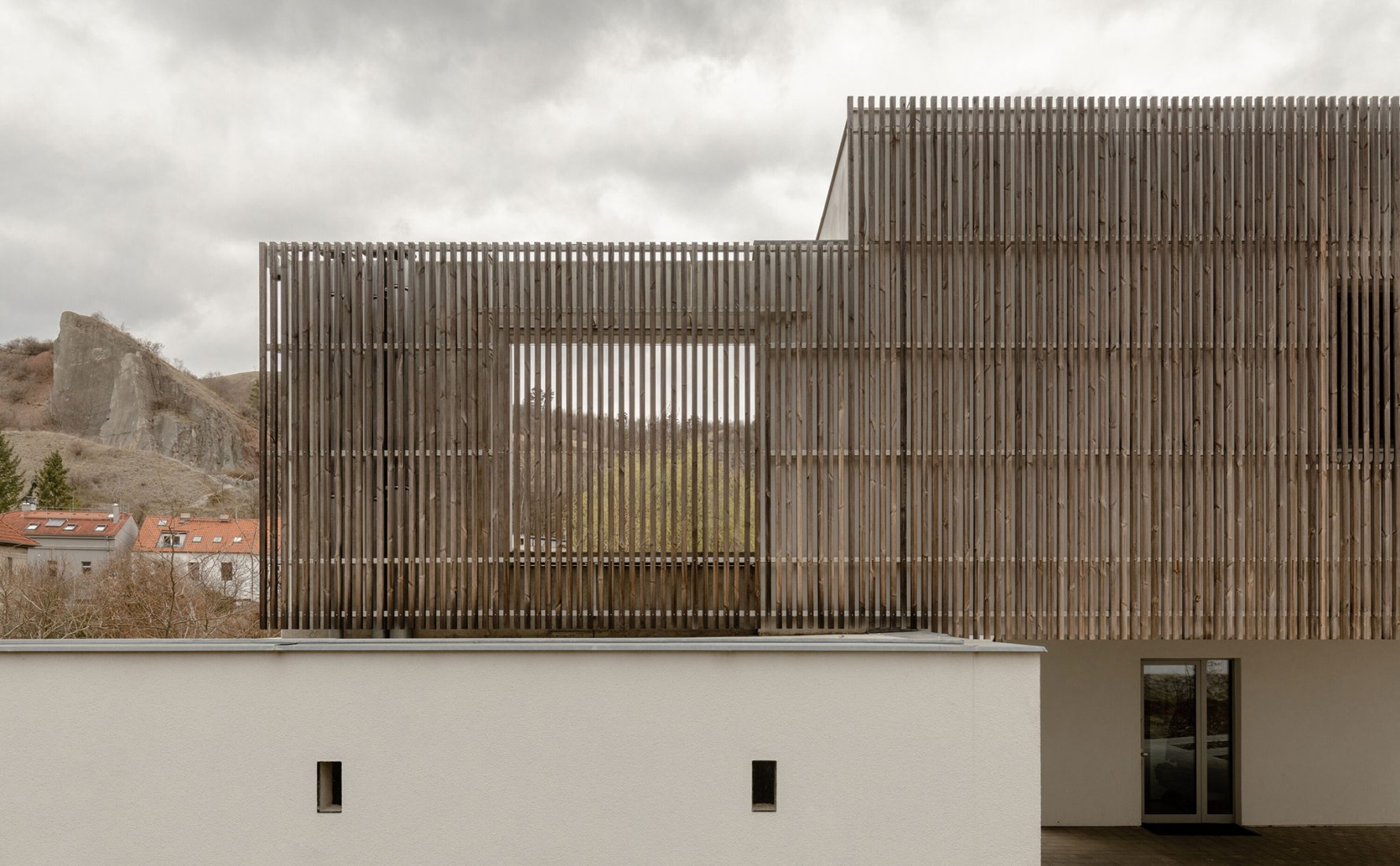 Casa familiar Hlubocepy por RO_AR architects. Fotografía por Viola Hertelová.