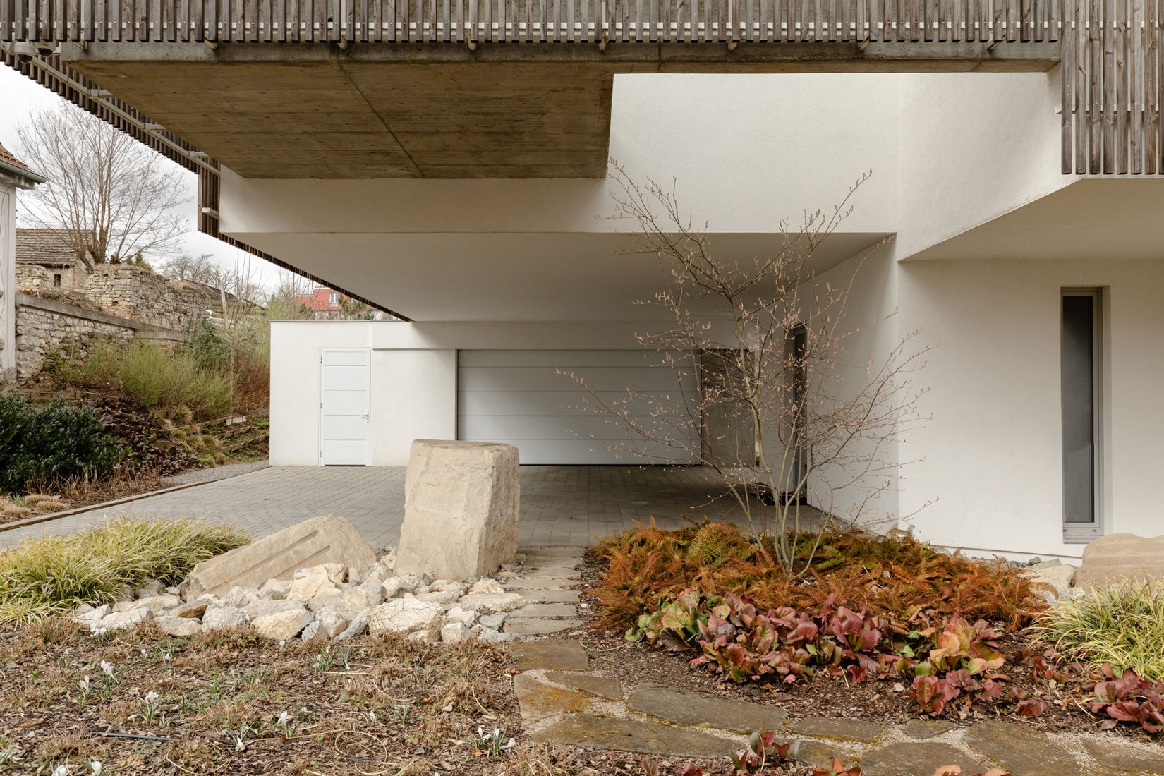 Casa familiar Hlubocepy por RO_AR architects. Fotografía por Viola Hertelová.