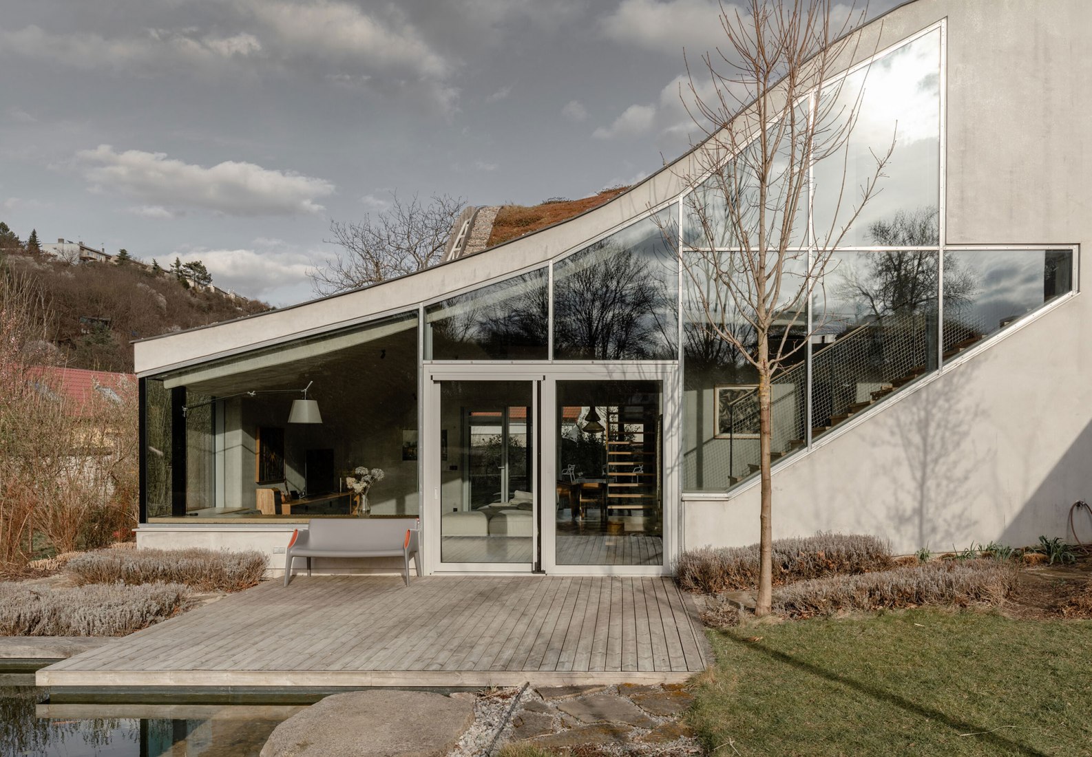 Casa familiar Hlubocepy por RO_AR architects. Fotografía por Viola Hertelová.
