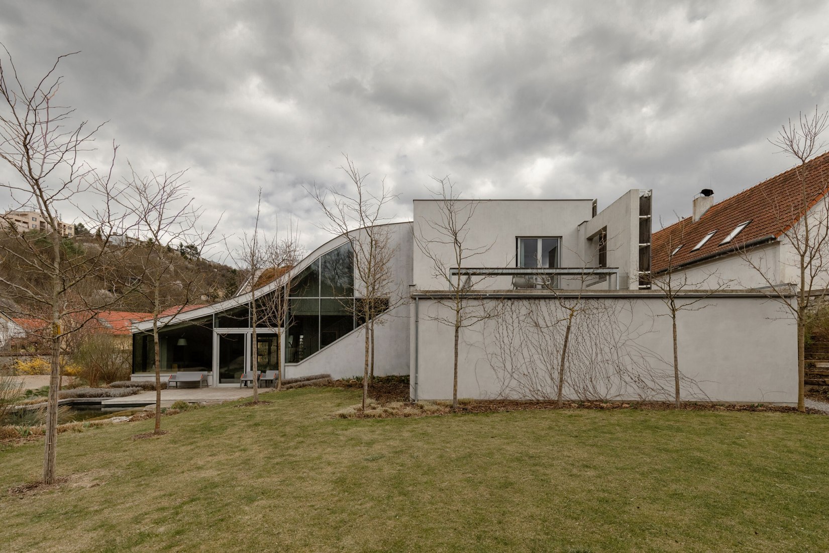 Casa familiar Hlubocepy por RO_AR architects. Fotografía por Viola Hertelová.
