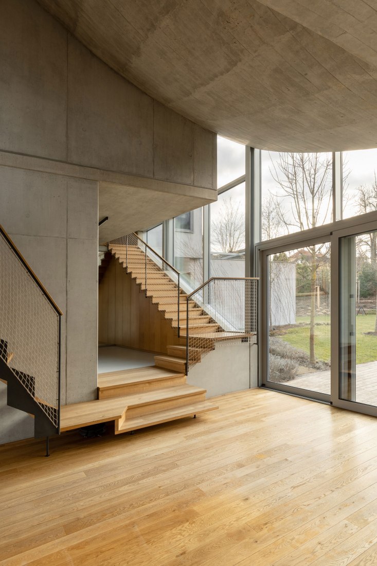 Casa familiar Hlubocepy por RO_AR architects. Fotografía por Viola Hertelová.