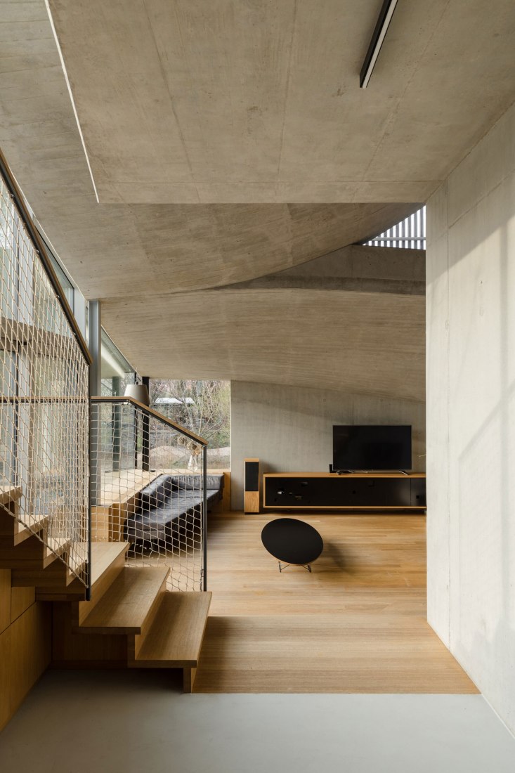 Casa familiar Hlubocepy por RO_AR architects. Fotografía por Viola Hertelová.