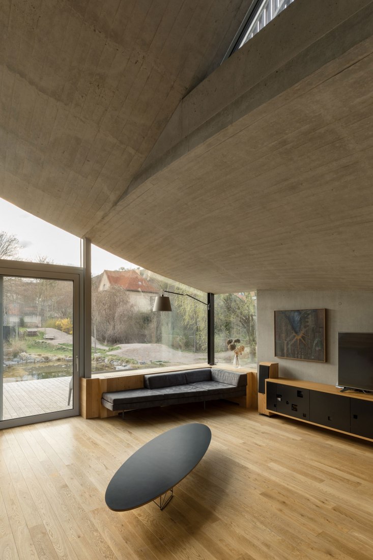 Casa familiar Hlubocepy por RO_AR architects. Fotografía por Viola Hertelová.