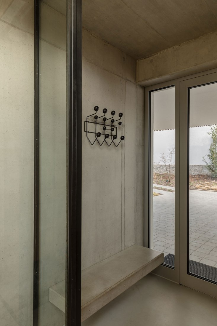 Casa familiar Hlubocepy por RO_AR architects. Fotografía por Viola Hertelová.