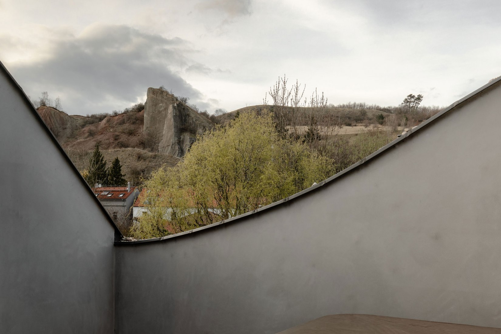 Casa familiar Hlubocepy por RO_AR architects. Fotografía por Viola Hertelová.
