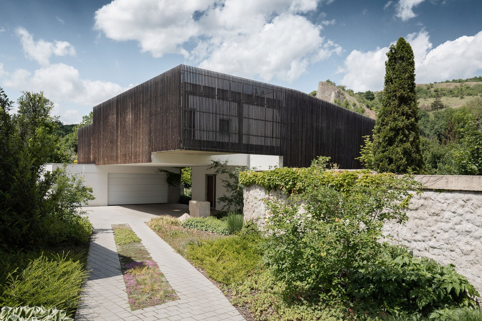 Casa familiar Hlubocepy por RO_AR architects. Fotografía por Viola Hertelová.