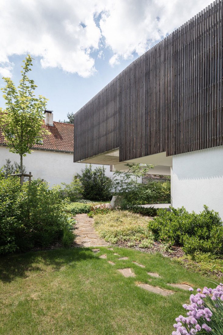 Casa familiar Hlubocepy por RO_AR architects. Fotografía por Viola Hertelová.