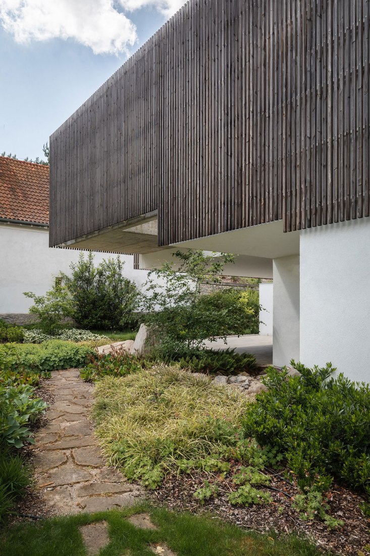 Casa familiar Hlubocepy por RO_AR architects. Fotografía por Viola Hertelová.