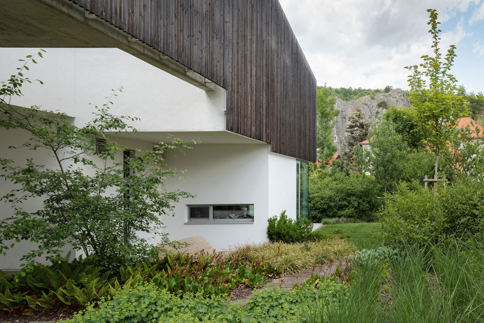 Casa familiar Hlubocepy por RO_AR architects. Fotografía por Viola Hertelová.