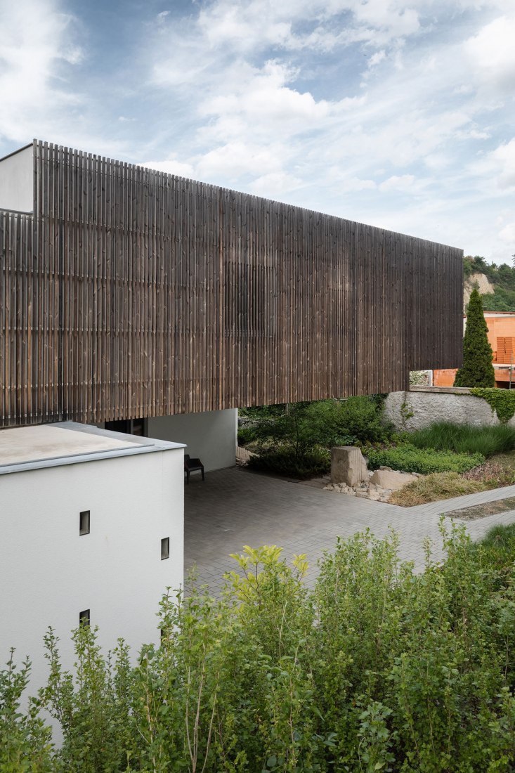 Casa familiar Hlubocepy por RO_AR architects. Fotografía por Viola Hertelová.