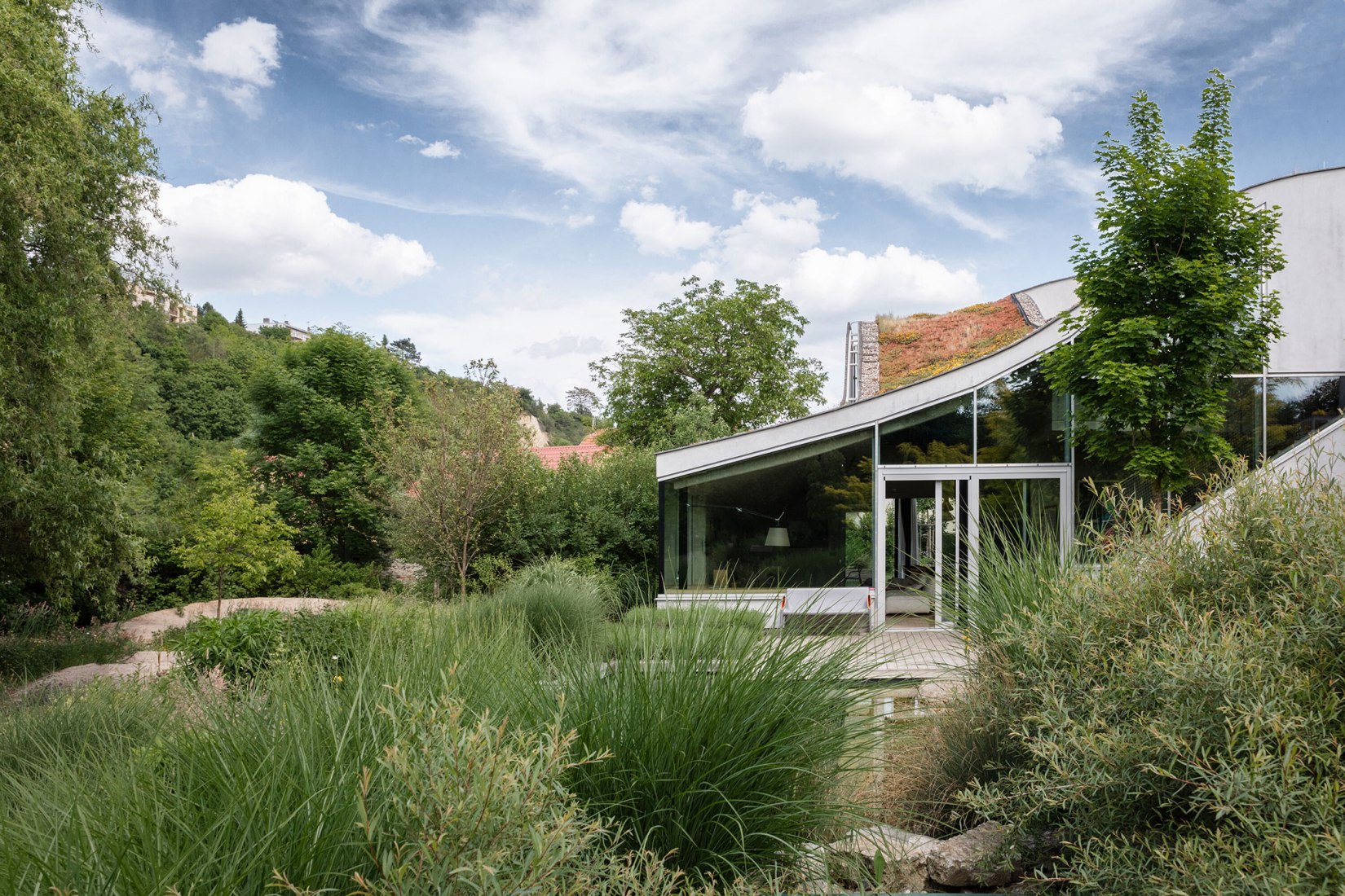 Casa familiar Hlubocepy por RO_AR architects. Fotografía por Viola Hertelová.