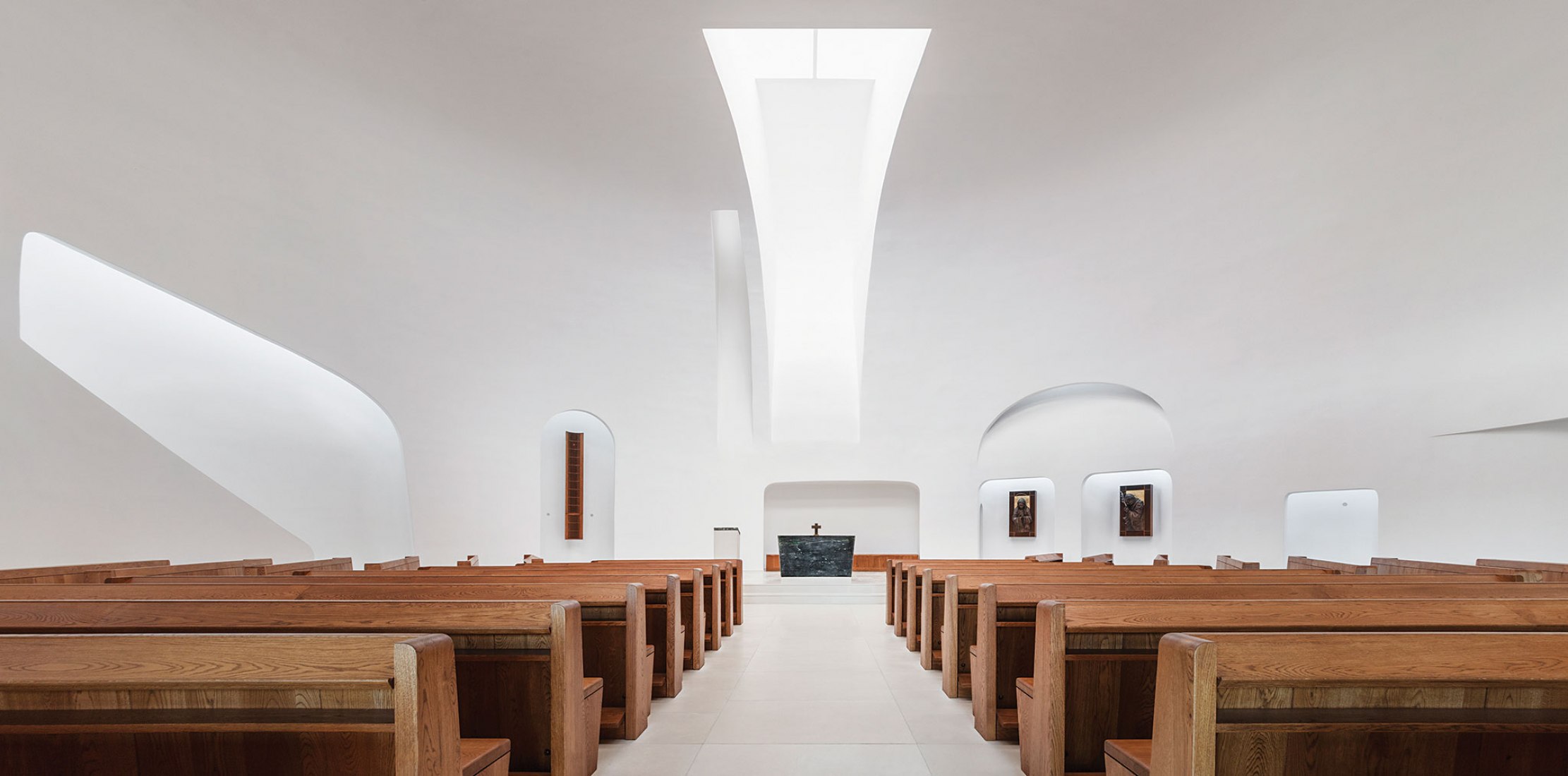 Iglesia de San Juan Pablo II por Robert Gutowski Architects. Fotografía por Tamás Bujnovszky.