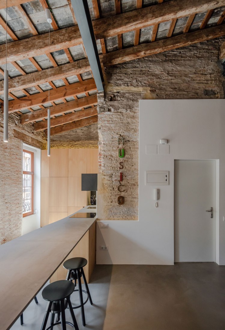 Entry. Apartment Musico Iturbi by Roberto di Donato Architecture. Photograph © Joao Morgado