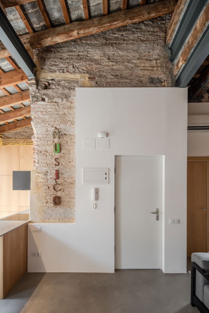 Entry. Apartment Musico Iturbi by Roberto di Donato Architecture. Photograph © Joao Morgado