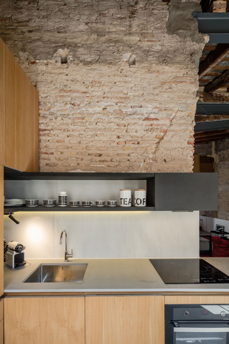 Kitchen. Apartment Musico Iturbi by Roberto di Donato Architecture. Photograph © Joao Morgado
