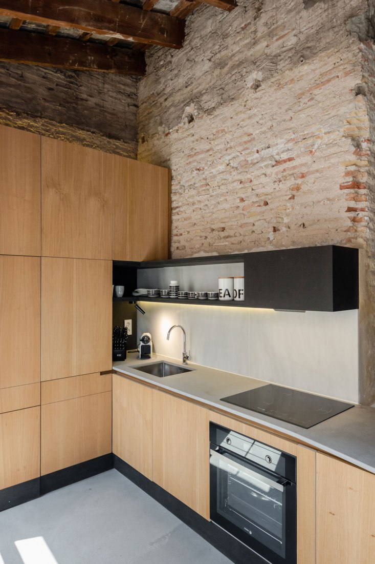 Kitchen. Apartment Musico Iturbi by Roberto di Donato Architecture. Photograph © Joao Morgado