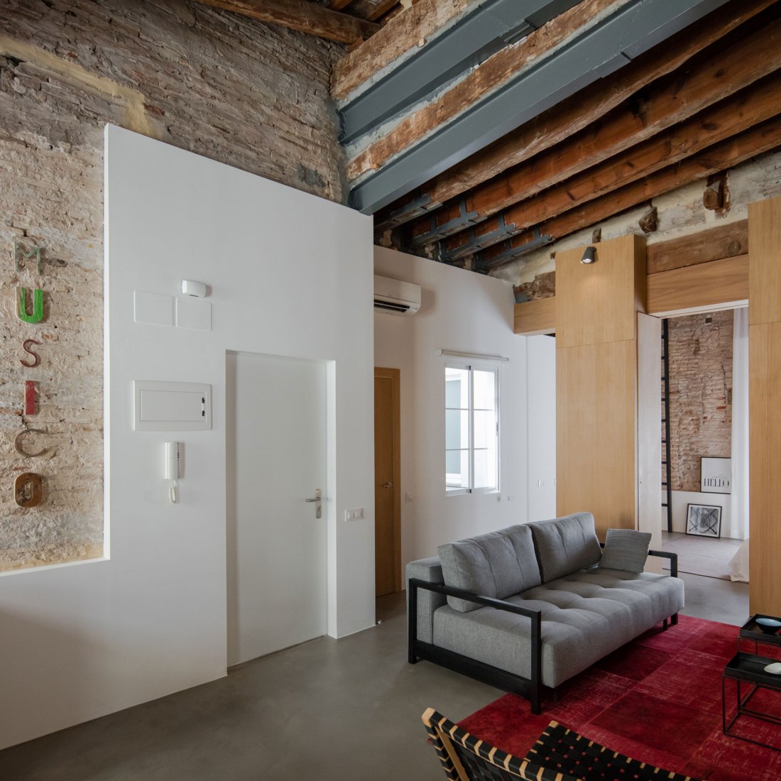 Entry. Apartment Musico Iturbi by Roberto di Donato Architecture. Photograph © Joao Morgado