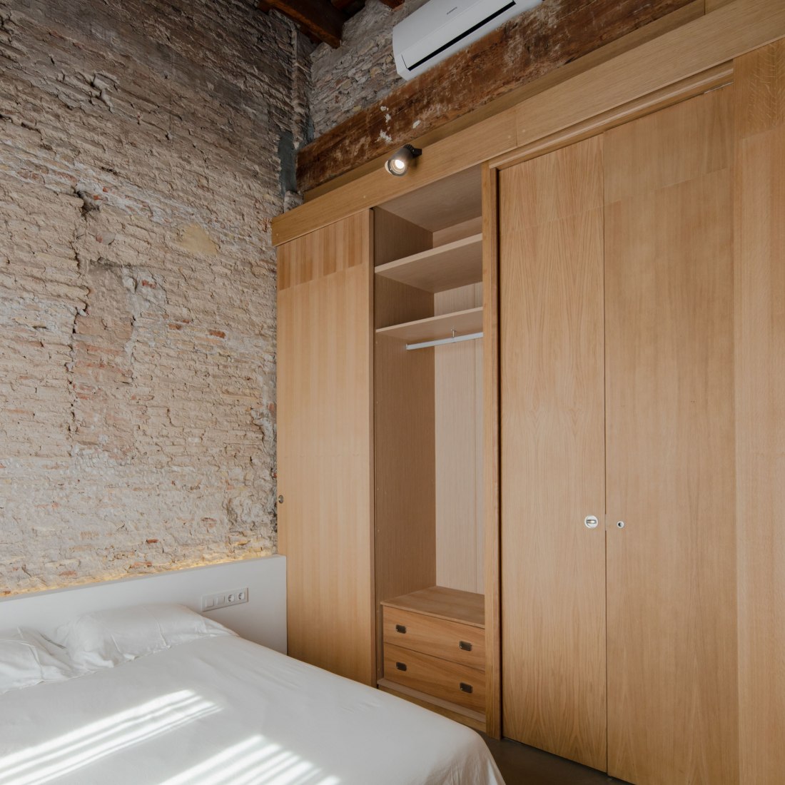 Room. Apartment Musico Iturbi by Roberto di Donato Architecture. Photograph © Joao Morgado