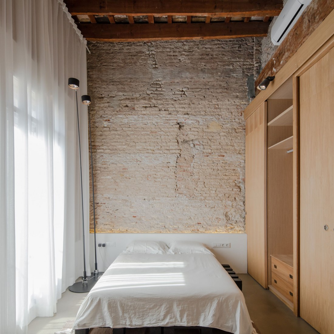 Room. Apartment Musico Iturbi by Roberto di Donato Architecture. Photograph © Joao Morgado