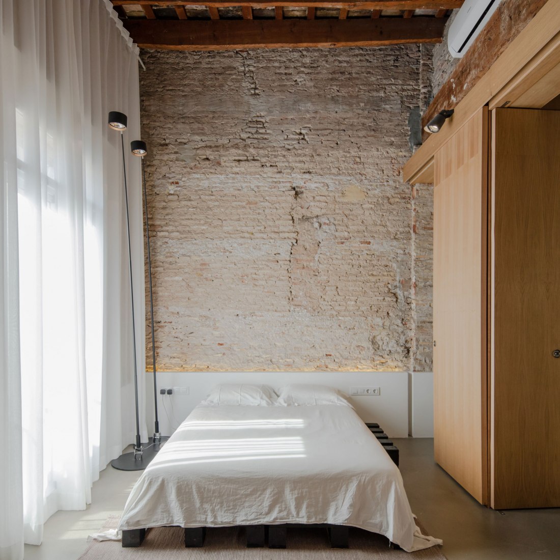 Room. Apartment Musico Iturbi by Roberto di Donato Architecture. Photograph © Joao Morgado