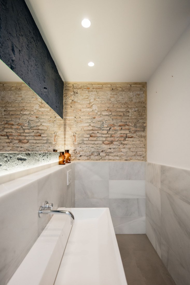 Bathroom. Apartment Musico Iturbi by Roberto di Donato Architecture. Photograph © Joao Morgado