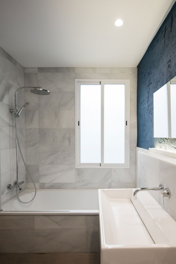 Bathroom. Apartment Musico Iturbi by Roberto di Donato Architecture. Photograph © Joao Morgado