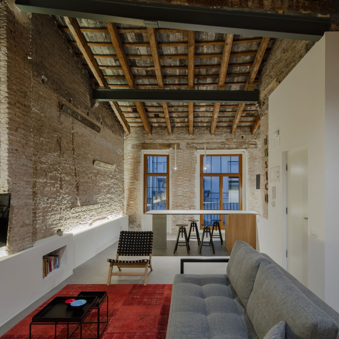 Night view. Apartment Musico Iturbi by Roberto di Donato Architecture. Photograph © Joao Morgado