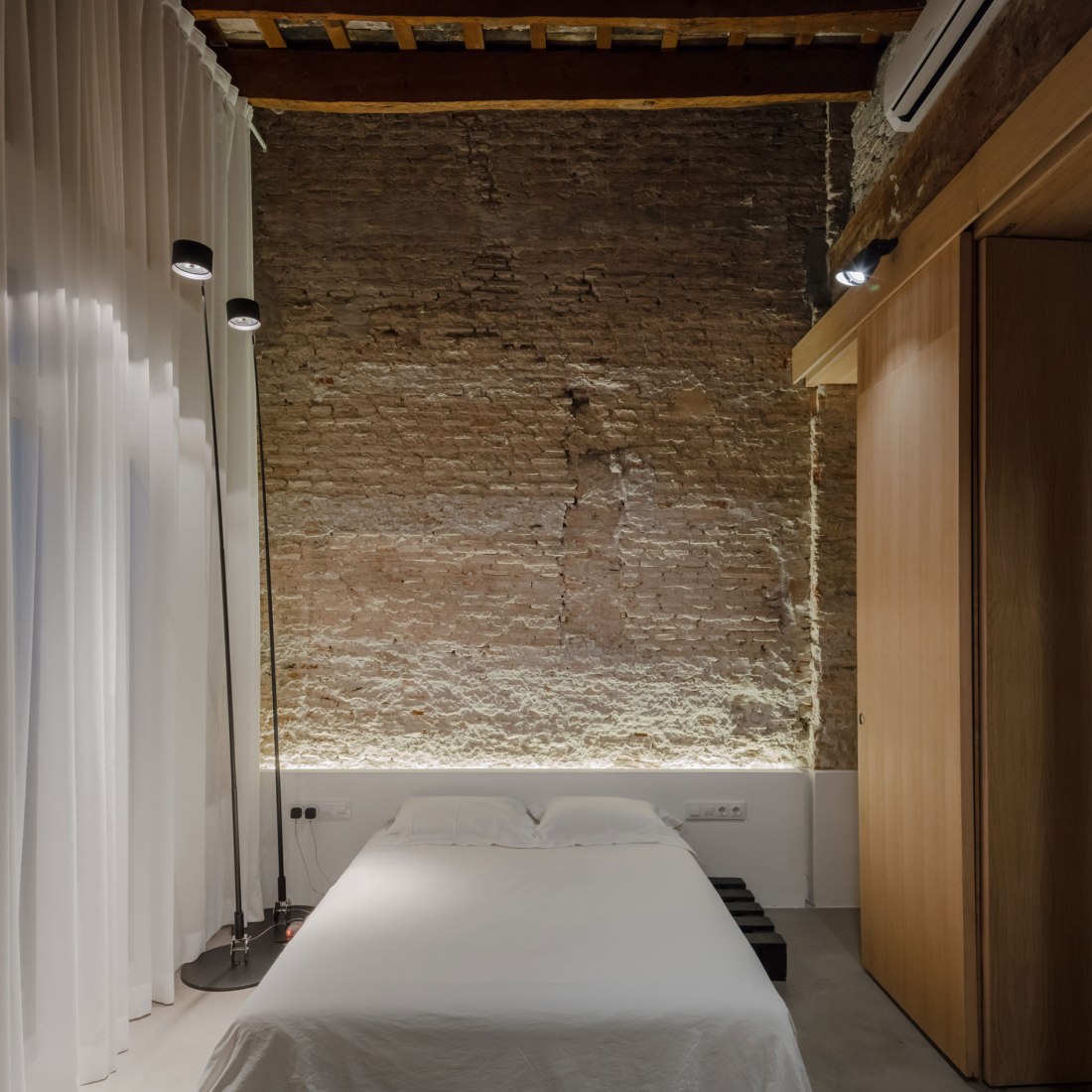 Night view. Apartment Musico Iturbi by Roberto di Donato Architecture. Photograph © Joao Morgado