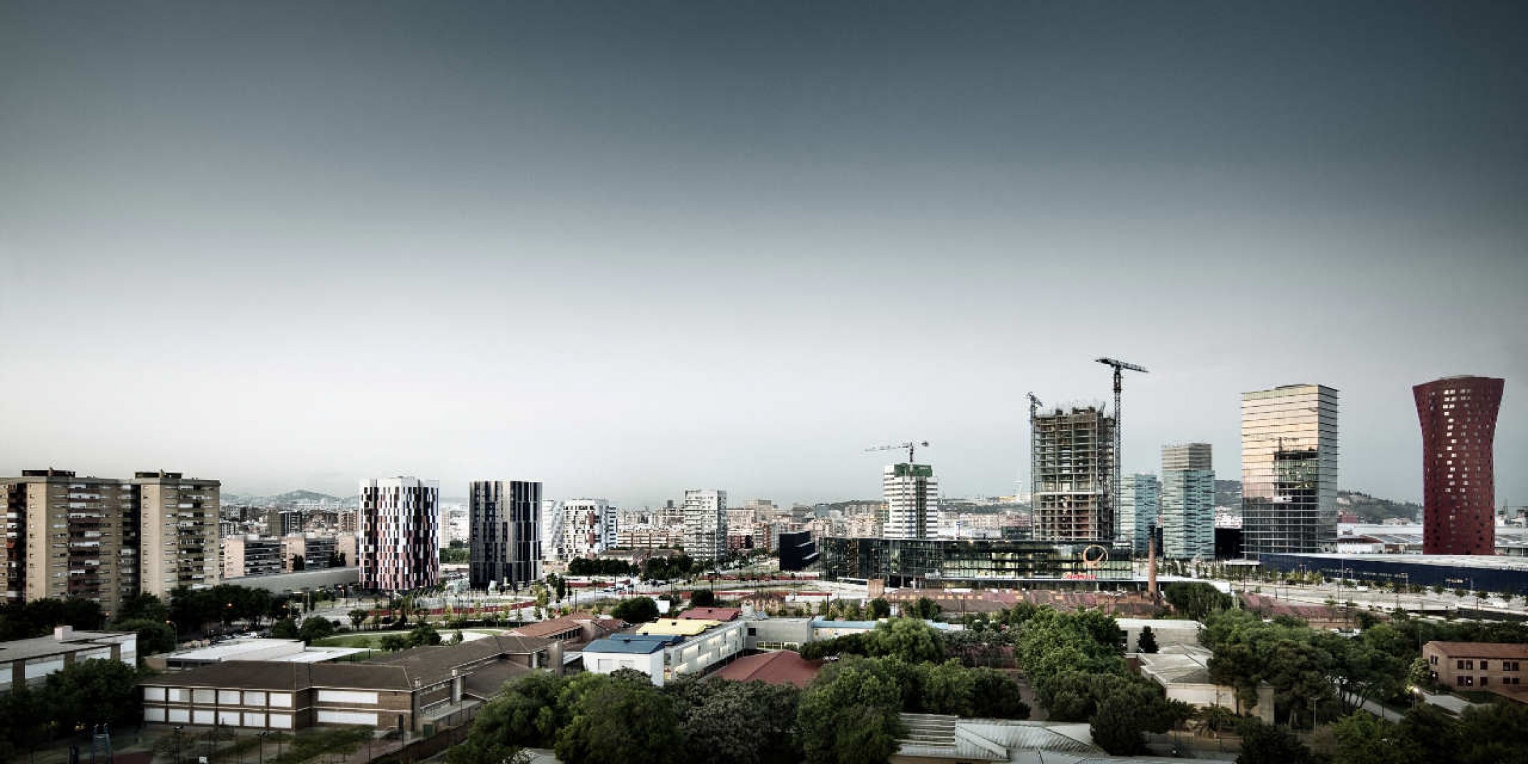 Vista de la ciudad. Torre de vivienda social de 75 unidades por Roldán + Berengué, arqts. Fotografía © Jordi Surroca