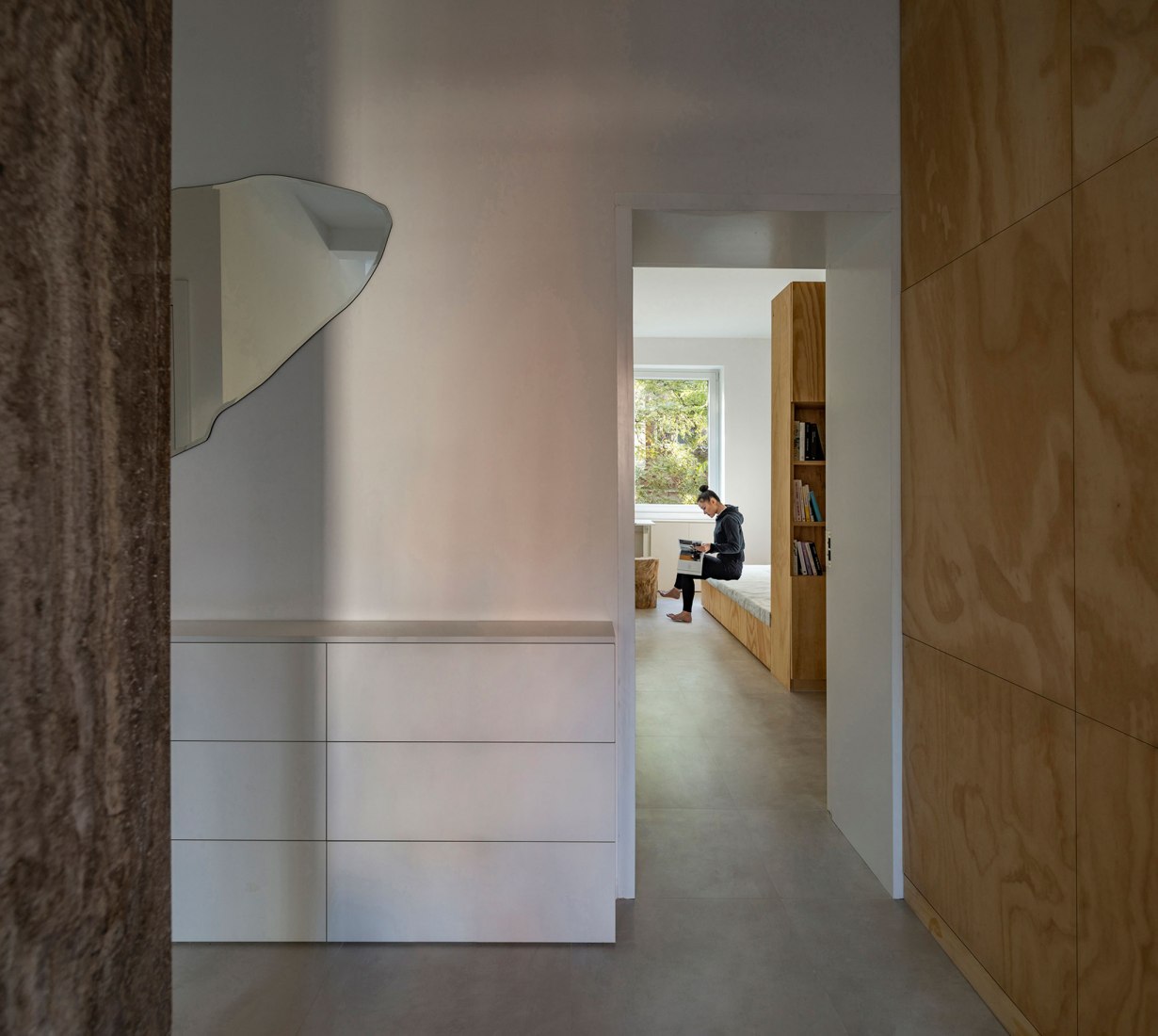Apartamento de posguerra T101 por ROOI Design and Research. Fotografía por Weiqi Jin.