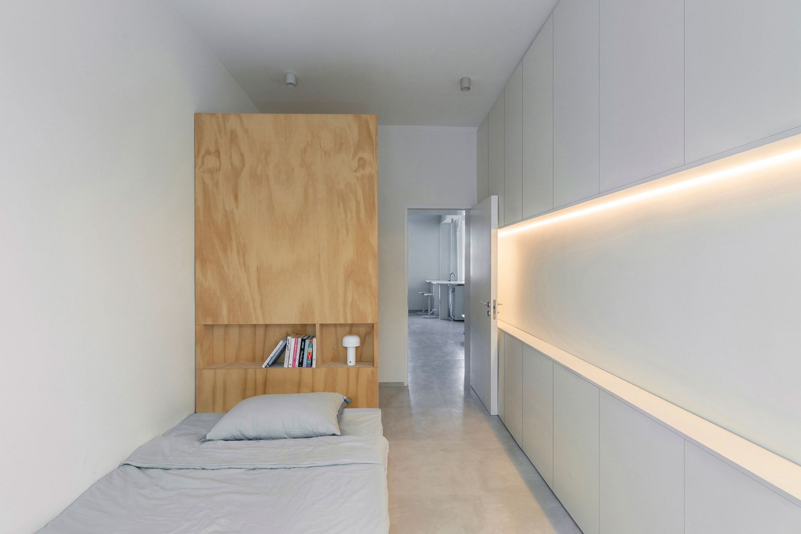Apartamento de posguerra T101 por ROOI Design and Research. Fotografía por Weiqi Jin.