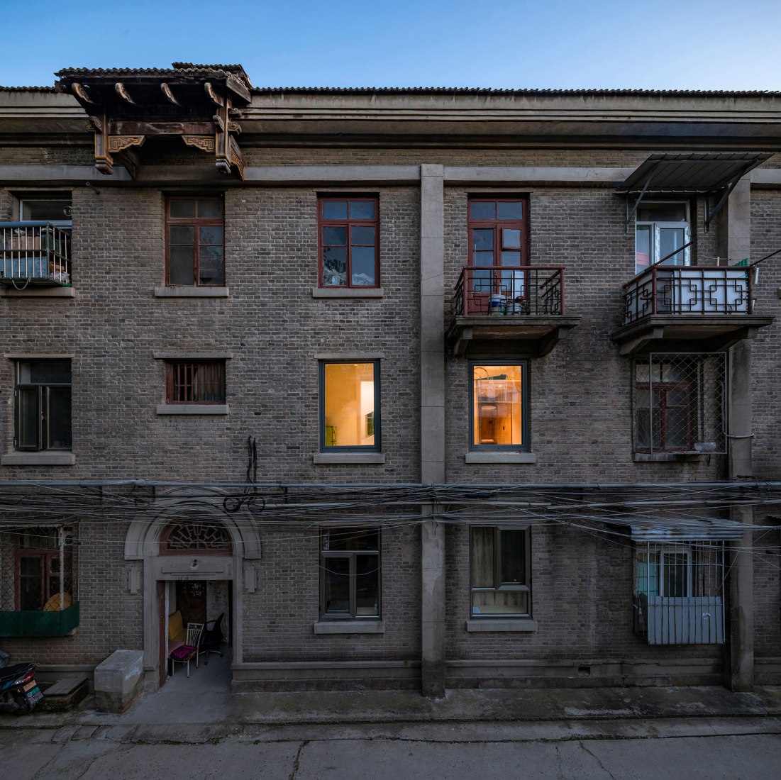 Apartamento de posguerra T101 por ROOI Design and Research. Fotografía por Weiqi Jin.
