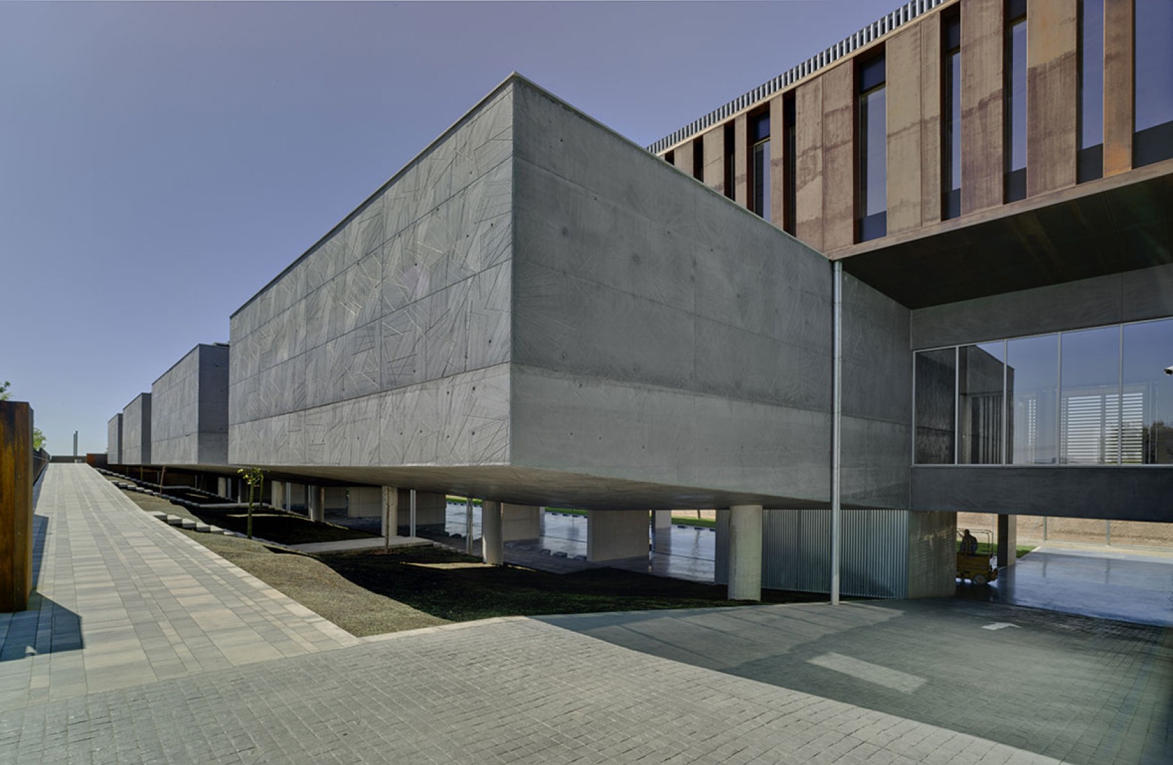 Exterior. IT offices + classroom building by Rstudio arquitectura. Photography © David Frutos.