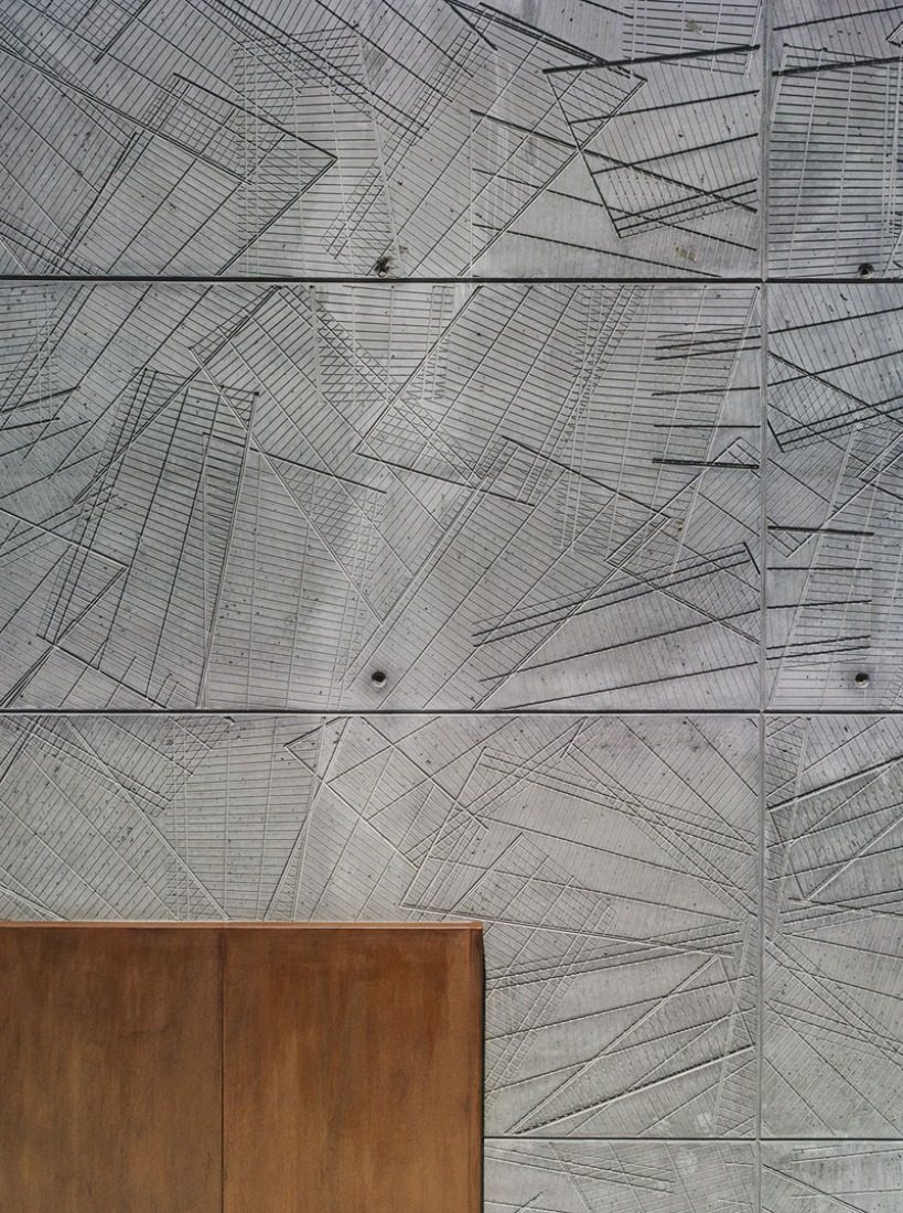 Enclosure detail. IT offices + classroom building by Rstudio . Photography © David Frutos.