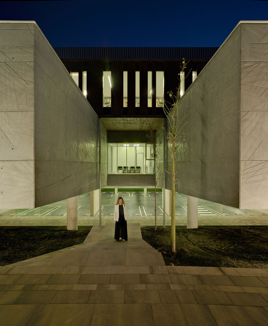 Exterior night view. IT offices + classroom building by Rstudio arquitectura. Photography © David Frutos.