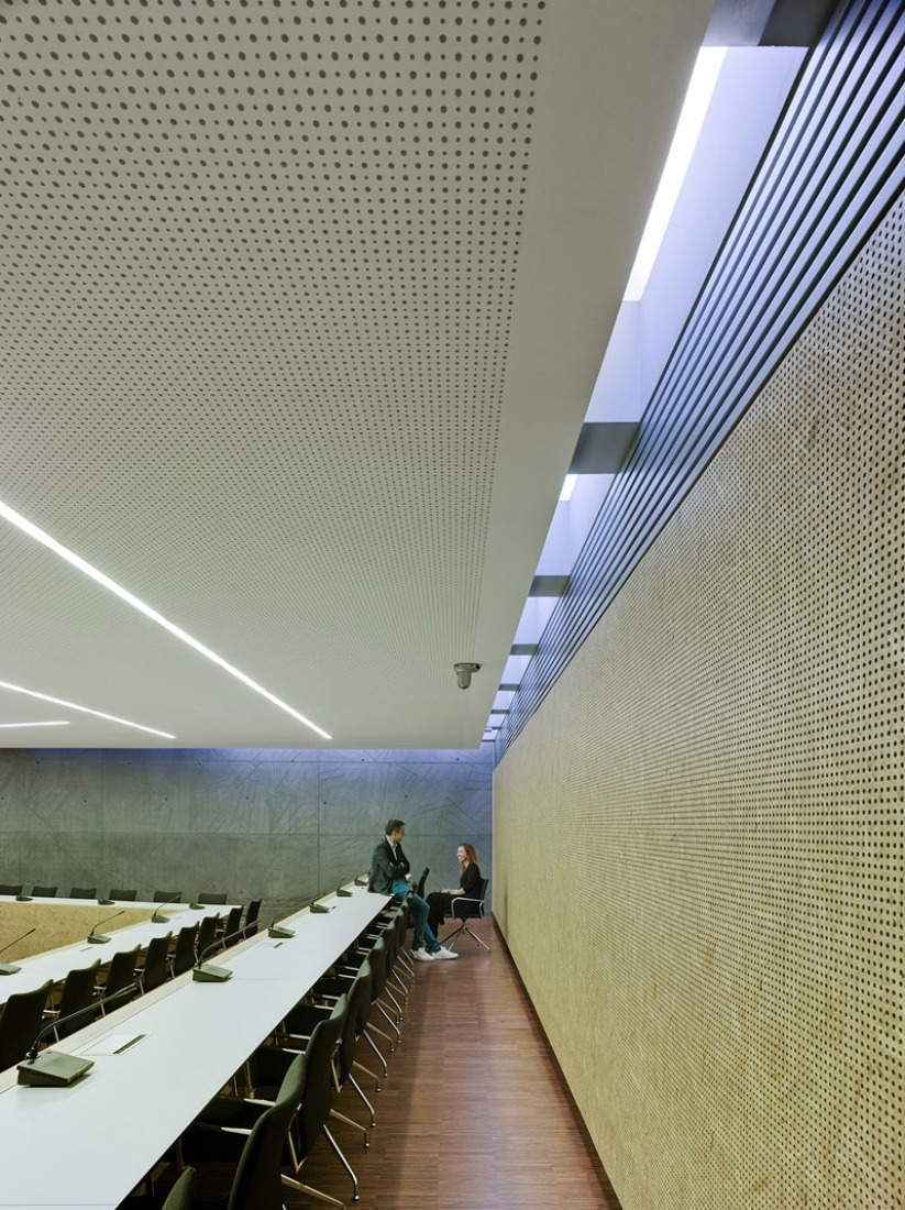 Classroom. IT offices + classroom building by Rstudio arquitectura. Photography © David Frutos.
