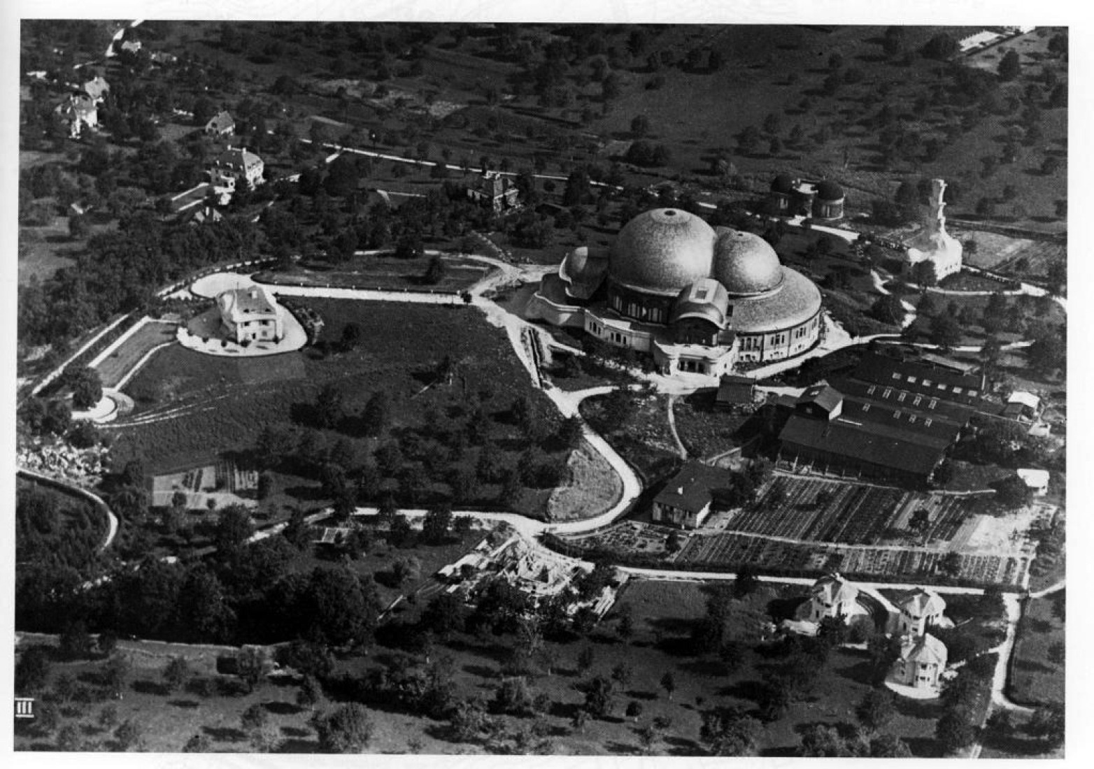 Aerial view. The first Goetheanum. At the edge of expressionism: Rudolf Steiner.  Photography © Courtesy of Rudolf Steiner Web.a. Primer Goetheanum. Al filo del expresionismo I: Rudolf Steiner. Fotografía © Cortesia de Rudolf Steiner Web.