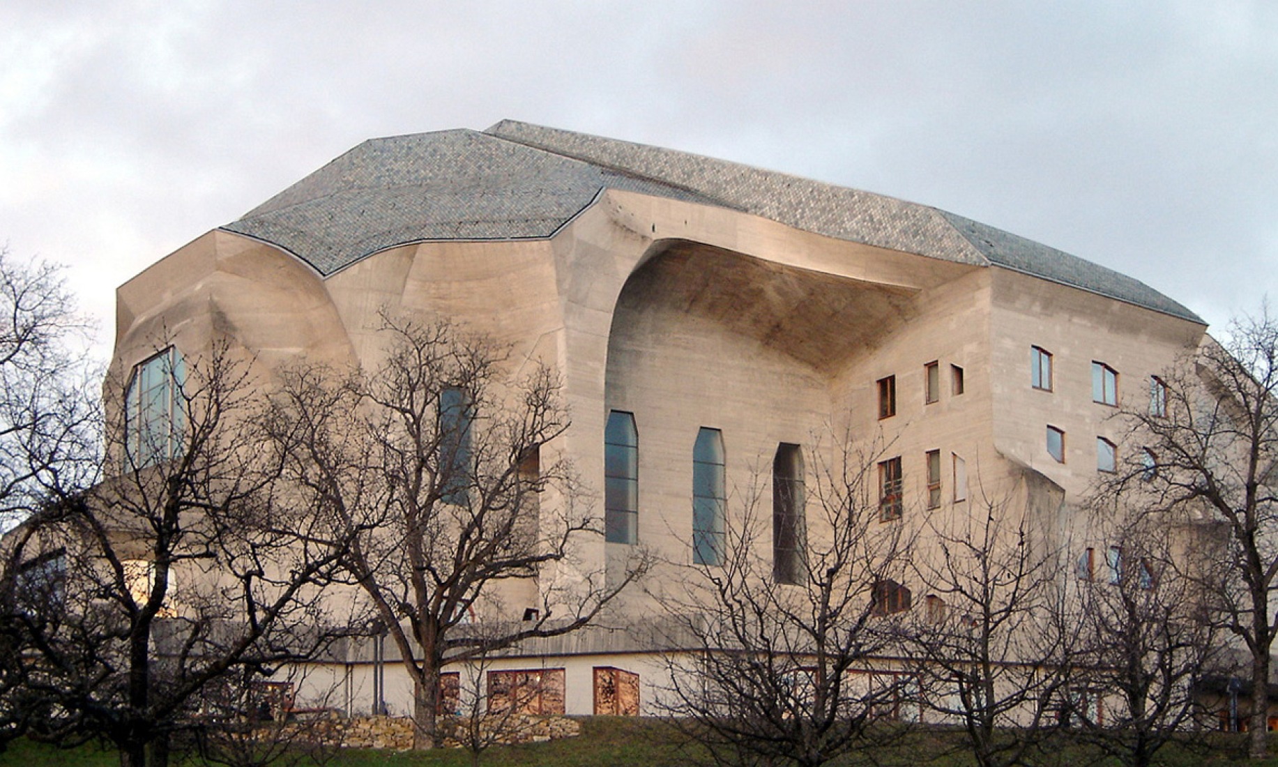 Exterior view. At the edge of expressionism, Rudolf Steiner II. Photography © Wikipedia.