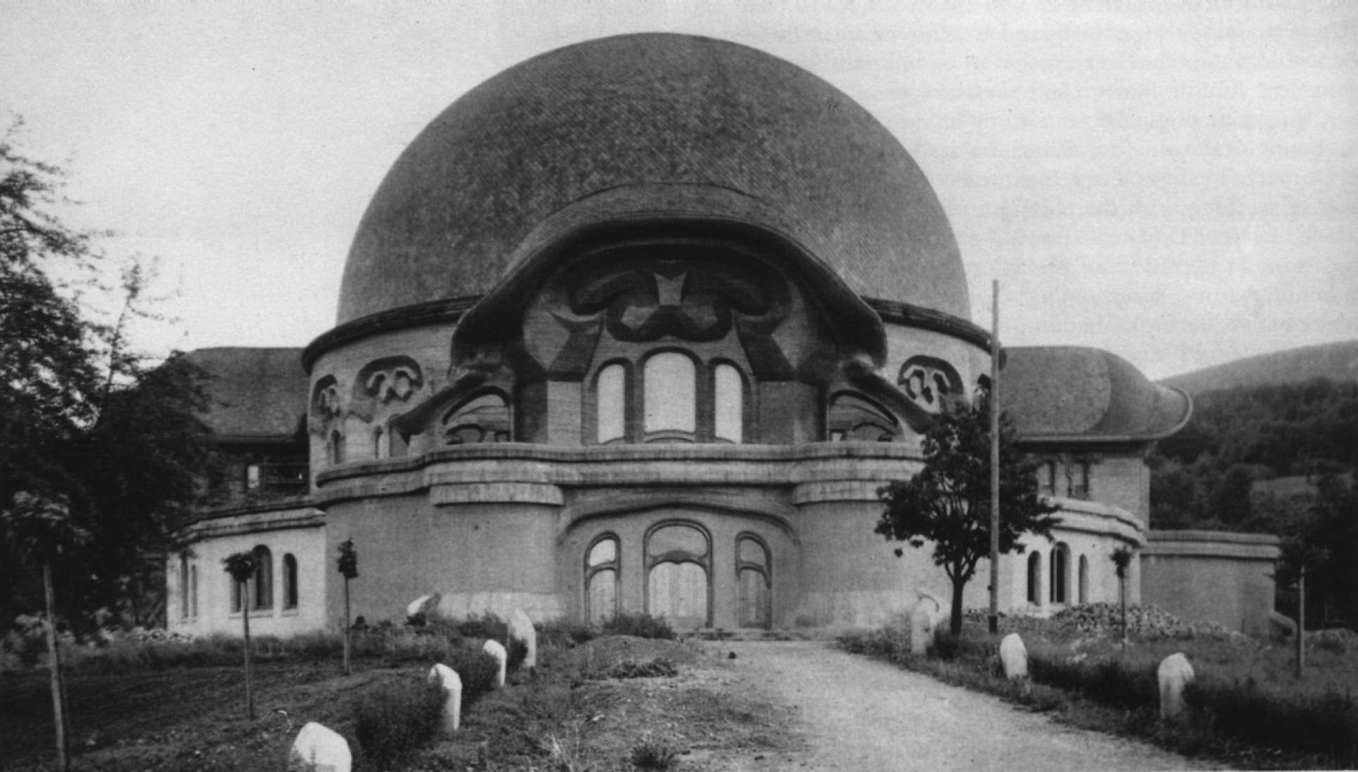 Exteior view. The first Goetheanum. At the edge of expressionism: Rudolf Steiner.  Photography © Courtesy of Rudolf Steiner Web.