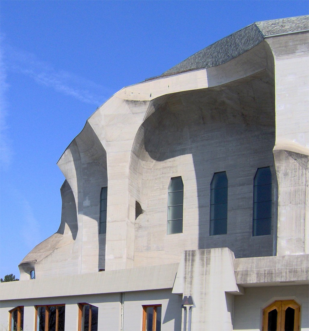 Detalle de fachada. Segundo Goetheanum. En el filo del expresionismo I: Rudolf Steiner. Fotografía © Wikipedia.