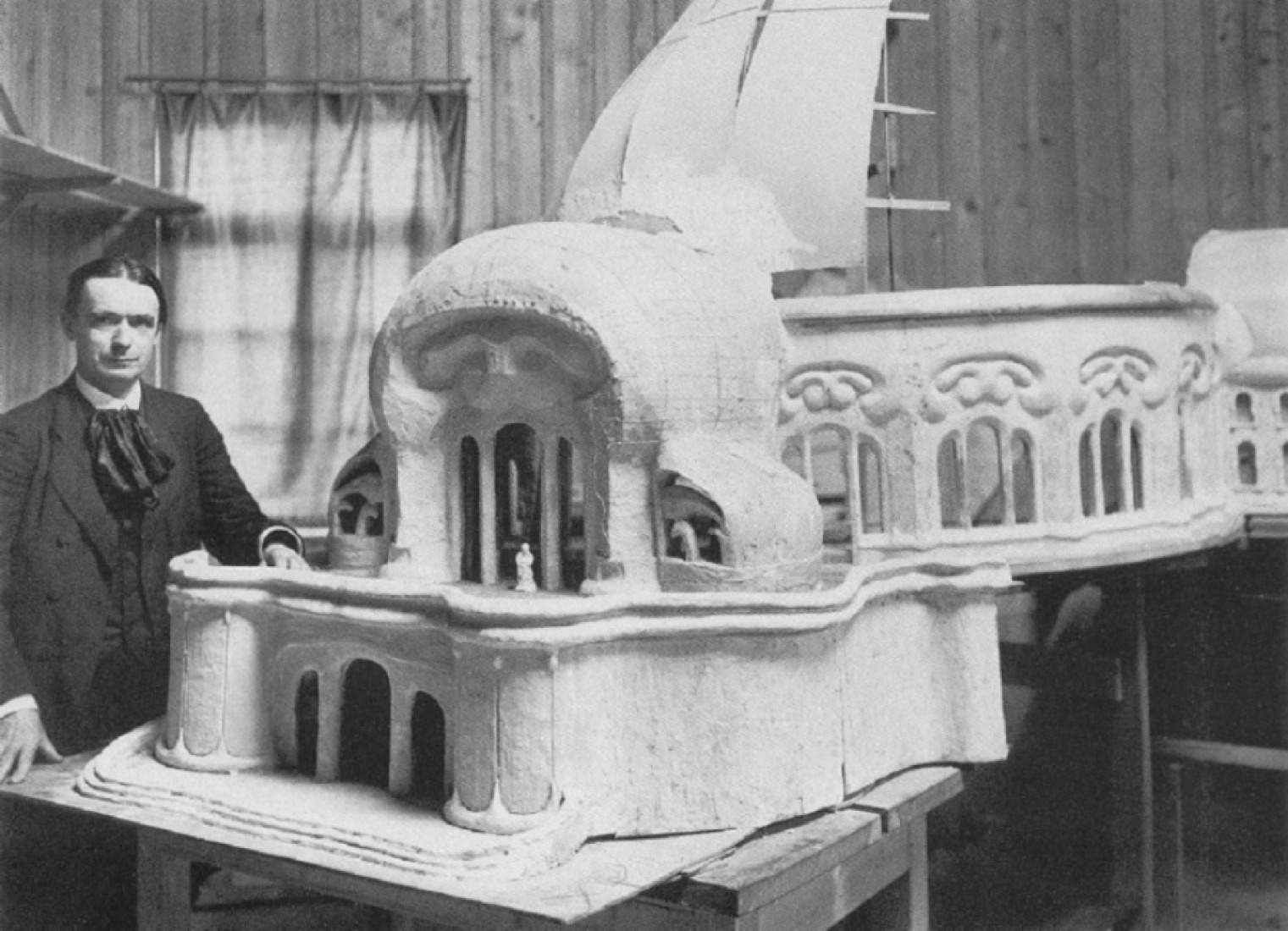 Rudolf Steiner and the model. The first Goetheanum. At the edge of expressionism: Rudolf Steiner.  Photography © Courtesy of Rudolf Steiner Web.
