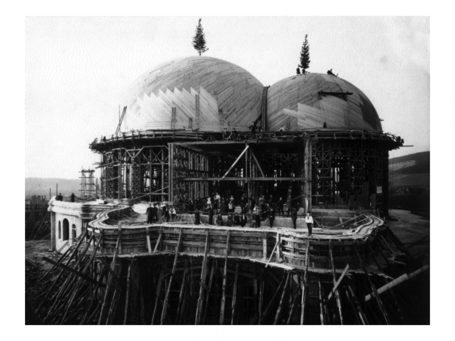 Constructive process. The first Goetheanum. At the edge of expressionism: Rudolf Steiner.  Photography © Courtesy of Rudolf Steiner Web.