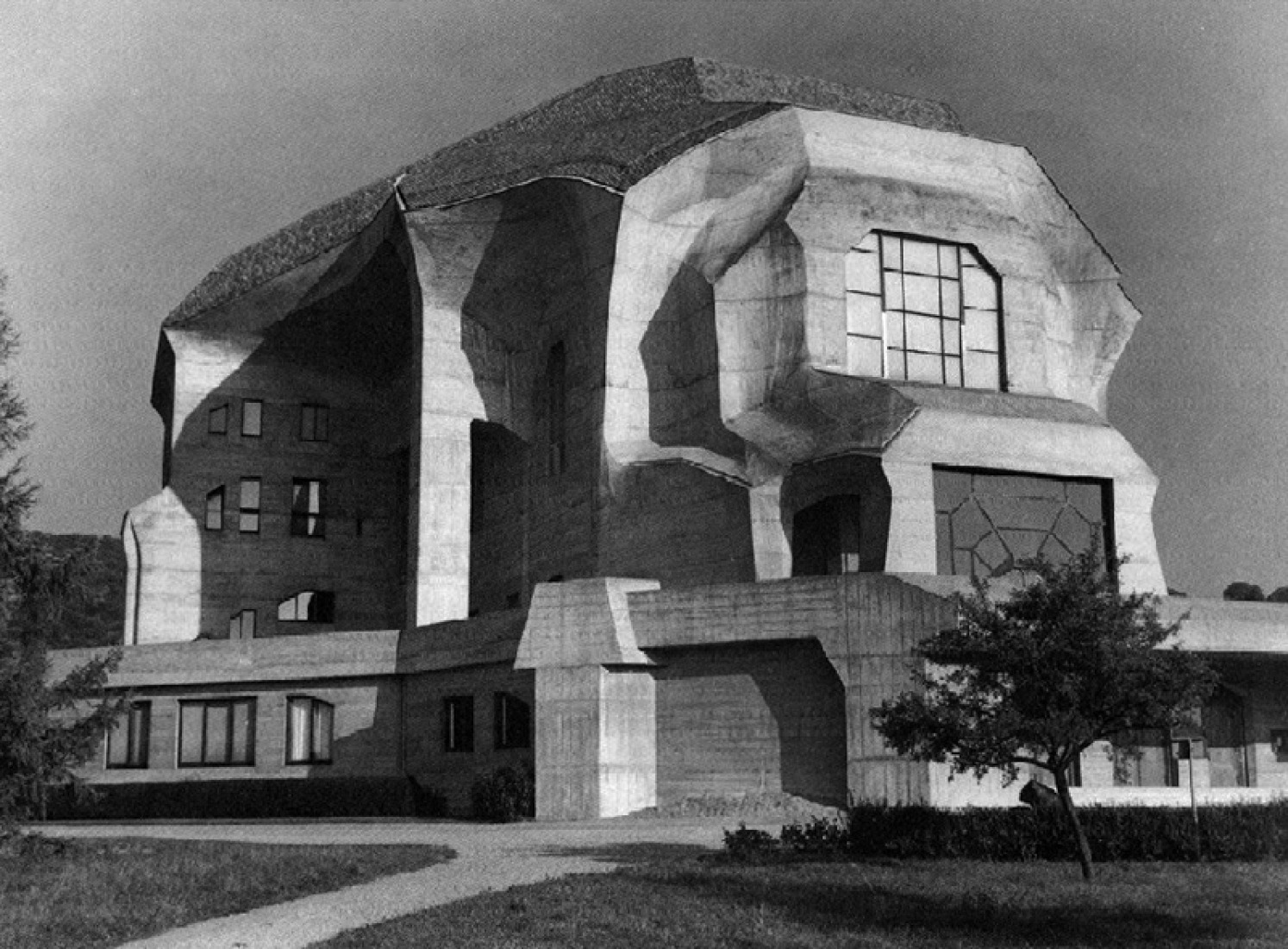 Exterior view. At the edge of expressionism, Rudolf Steiner II. Photography © Wikipedia.