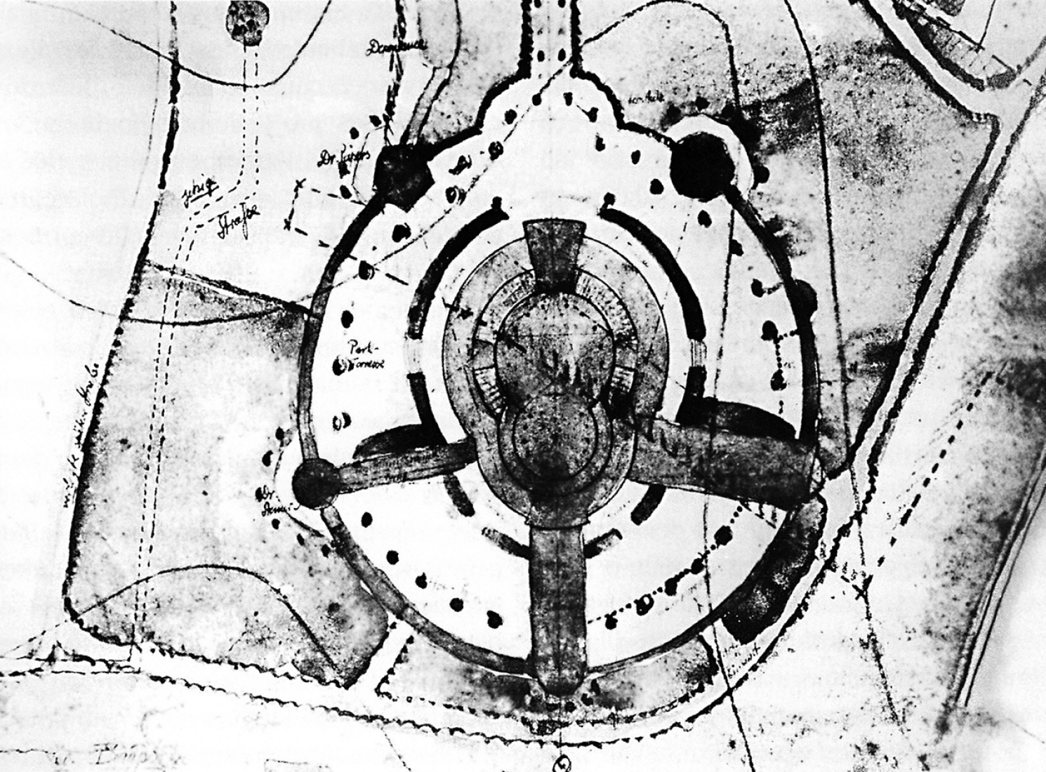 Site plan. The first Goetheanum. At the edge of expressionism: Rudolf Steiner.  Photography © Courtesy of Rudolf Steiner Web.ón. Primer Goetheanum. Al filo del expresionismo I: Rudolf Steiner. Fotografía © Cortesia de Rudolf Steiner Web.